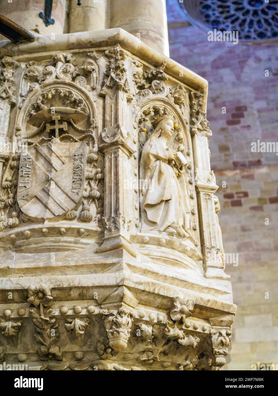 Kanzel der Epistelseite mit dem Hauptaltar der Kathedrale von Sigüenza. Guadalajara, Castilla la Mancha, Spanien. Stockfoto
