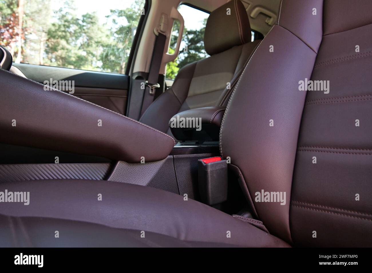 Zentraler Tunnel, Armlehne und Sitze mit braunem Leder im Auto Stockfoto