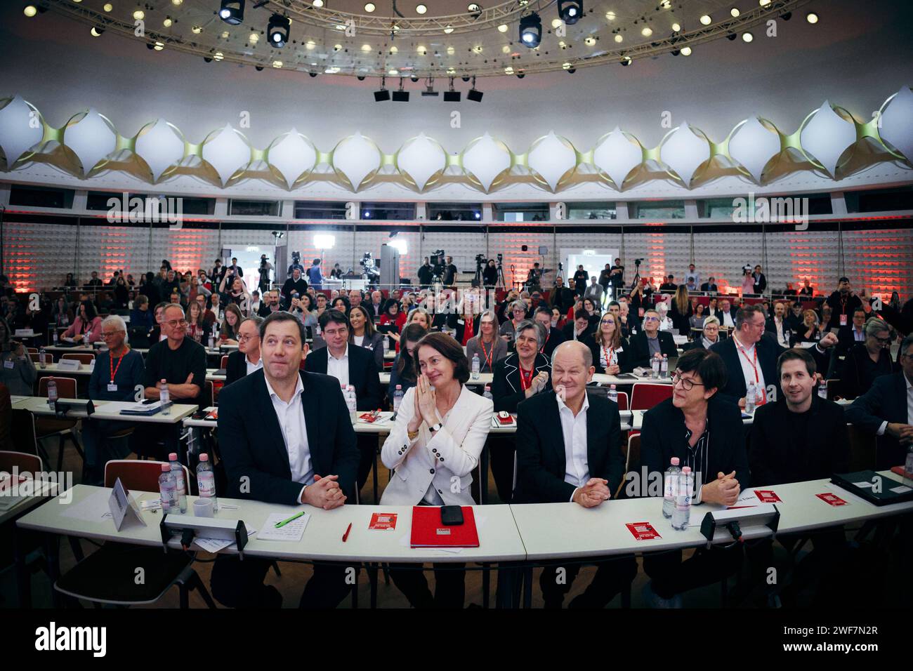 Bundeskanzler Olaf Scholz Katarina Barley und Lars Klingbeil aufgenommen im Rahmen der Europadelegiertenkonferenz der Sozialdemokratischen Partei Deutschlands in Berlin, 28.01.2024. Berlin Deutschland *** Bundeskanzler Olaf Scholz Katarina Barley und Lars Klingbeil wurden auf der Europäischen Delegiertenkonferenz der Sozialdemokratischen Partei Deutschlands in Berlin, 28 01 2024 Berlin Deutschland urheberrechtlich geschützt Stockfoto