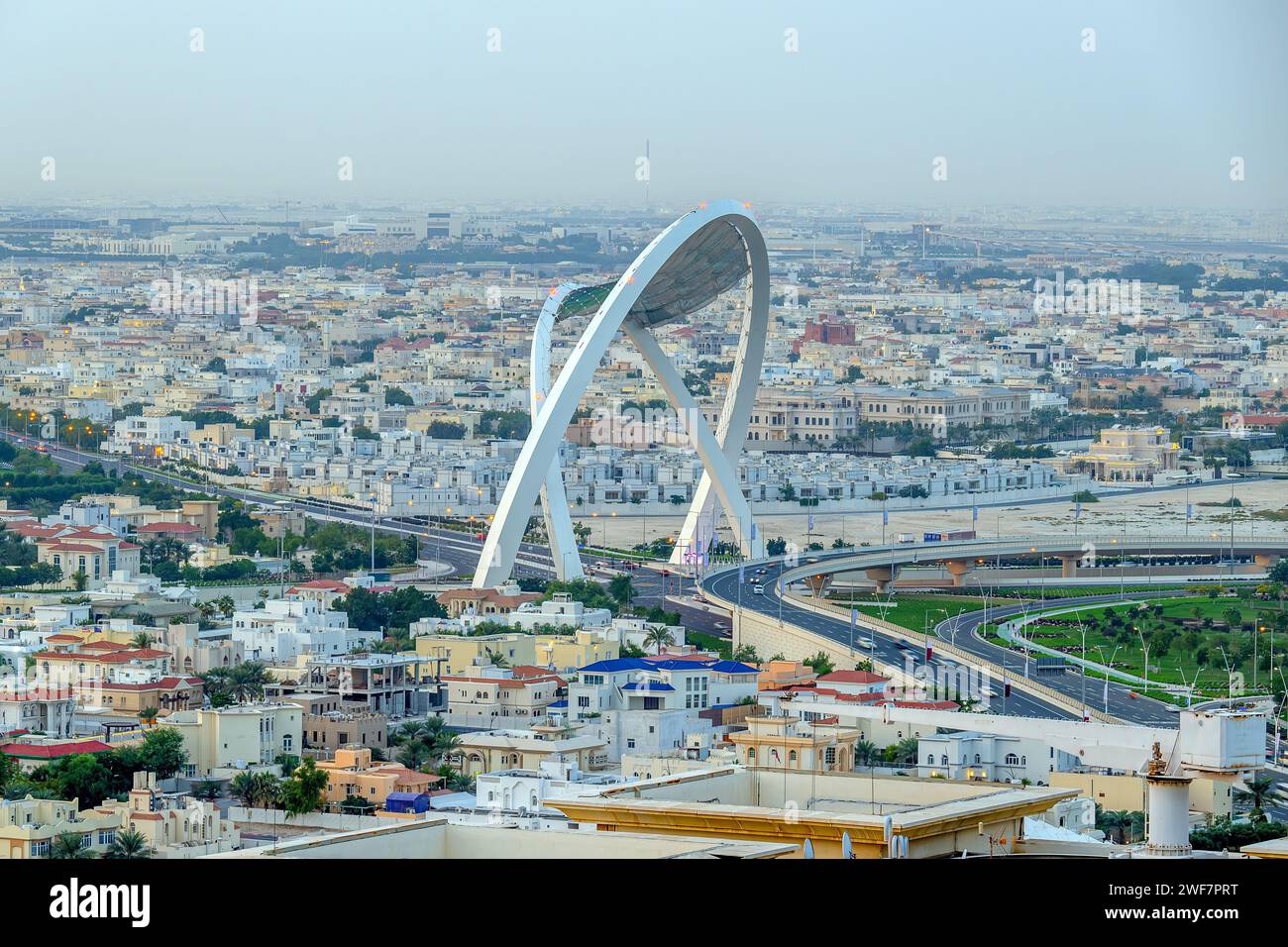 Doha, Katar - 24. Januar 2024: Al-Wahda-Brücke das höchste Denkmal der Stadt. Bekannt als 56 Bridge of Arch Stockfoto