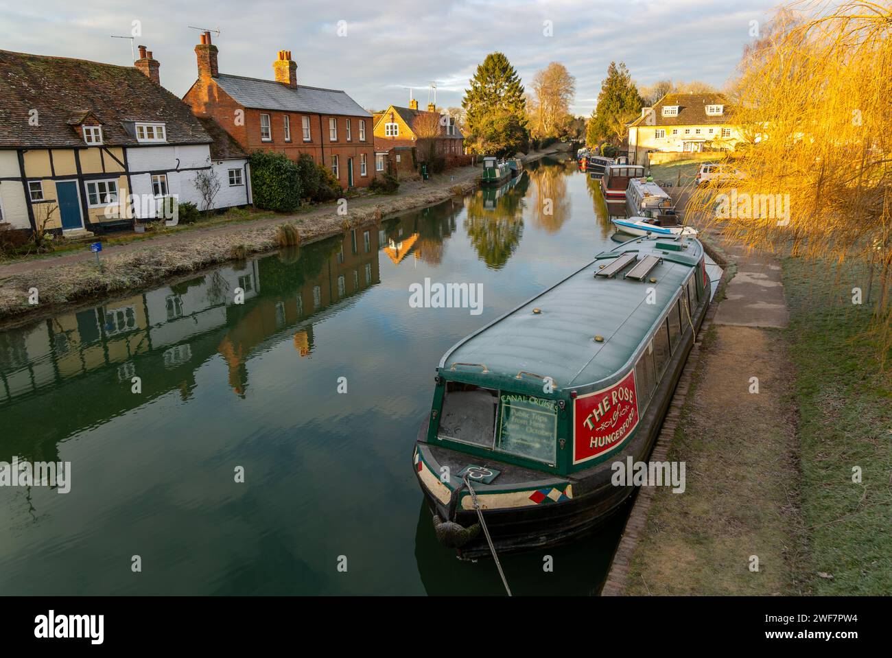 Schmale Boote auf Kennet und Avon Kanal im Stadtzentrum von Newbury, Berkshire, England, UK günstig Stockfoto