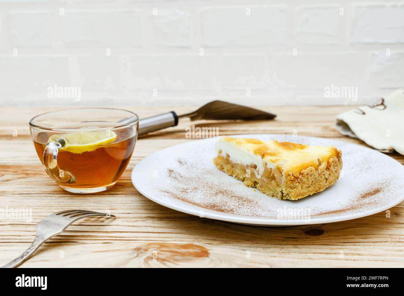 Hausgemachte Apfelkuchen. Zuhause kochen und eine Tasse Tee mit Zitrone Stockfoto
