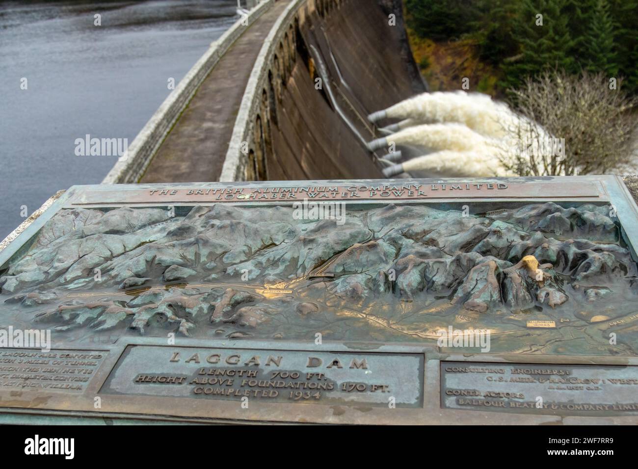 Laggan Damm mit der Kraft des Wassers, das durch die Rohre fließt Stockfoto