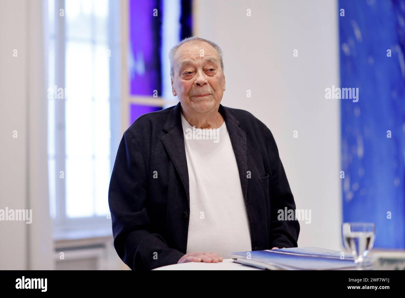 Künstler Günther Uecker 93 gibt Einblicke in seine Arbeit an den neuen Kirchenfenstern für den Schweriner Dom im Düsseldorfer Goethe-Museum. Den Arbeitsprozess und besondere Ausstellungsstücke dazu präsentiert das Goethe-Museum Düsseldorf in seiner Sonderausstellung Lichtbogen. Düsseldorf, 24.01.2024 NRW Deutschland *** der Künstler Günther Uecker 93 gibt Einblicke in seine Arbeit an den neuen Kirchenfenstern für den Schweriner Dom im Goethe-Museum Düsseldorf das Goethe-Museum Düsseldorf präsentiert den Arbeitsprozess und die Sonderausstellungen in seiner Sonderausstellung Lichtbogen Düsseldorf, 24 01 20 Stockfoto