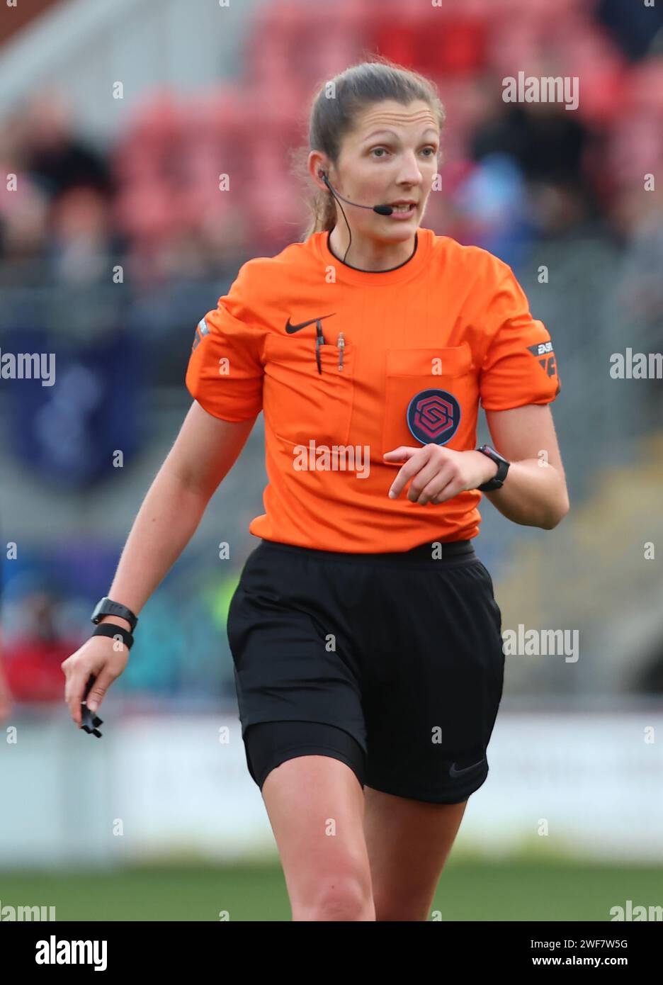 LONDON, ENGLAND - Schiedsrichterin Melissa Burgin beim Barclays FA Women's Super League Fußballspiel zwischen Tottenham Hotspur Women und Manchester City Wom Stockfoto