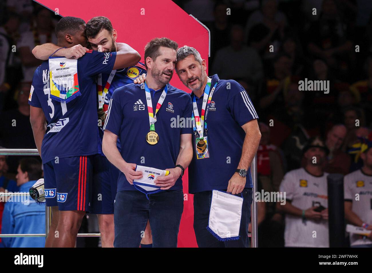 KÖLN, DEUTSCHLAND - 28. JANUAR Lanxess Arena, Männer EHF Euro 2024 Finale Frankreich - Dänemark v.l., Trainer Guillaume Gille (Frankreich) mit Goldmedaille Stockfoto