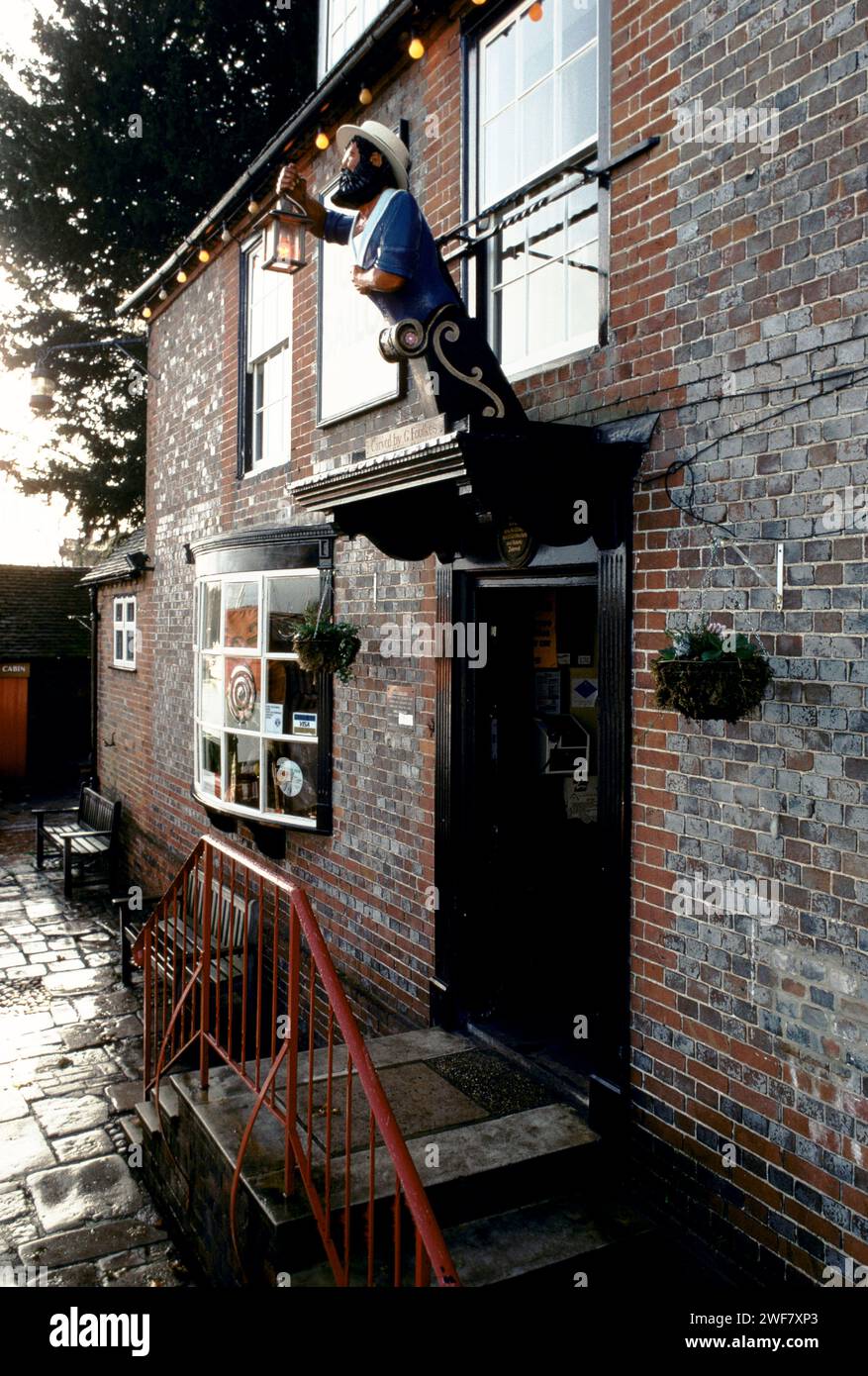 The Village Pub, The Jolly Sailor, Bursledon, Hampshire 1991. Die Jolly Sailor liegt am Ufer des Flusses Hamble neben der Elephant Boatyard, wo die HMS Elephant – Nelsons provisorisches Flaggschiff in der Schlacht von Kopenhagen 1801 – gebaut wurde. 1990S UK homer sykes Stockfoto