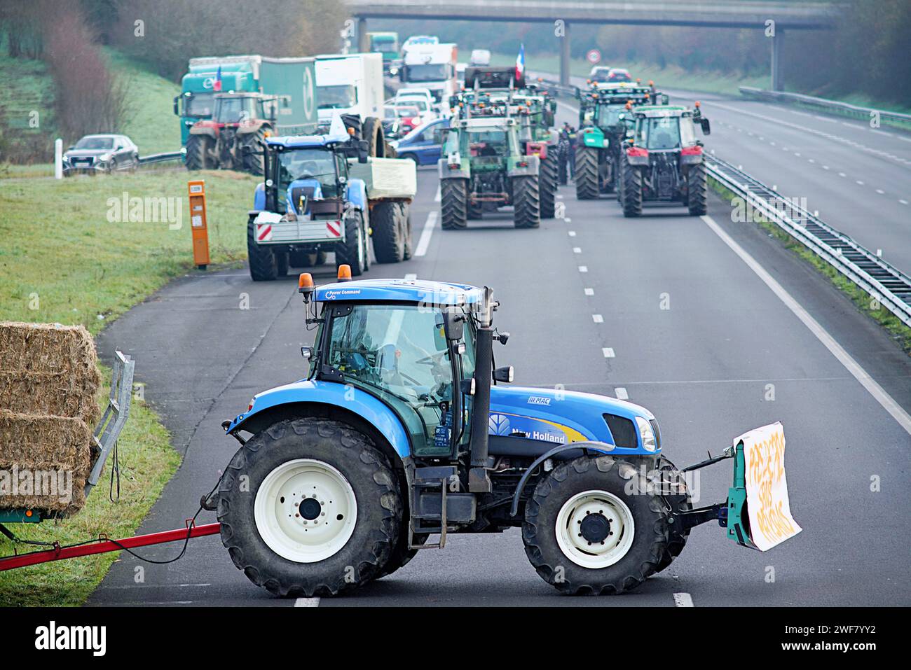 Durtal, Frankreich. Dezember 2023. © PHOTOPQR/LE COURRIER DE L'OUEST/AURELIEN BREAU ; DURTAL ; 20/12/2023 ; MANIFESTATION DES AGRICULTEURS SUR L AUTOROUTE A11 EN AU NUVEAU DE LA SORTIE DE DURTAL LE 29. JANUAR 2024 CREDIT: MAXPPP/ALAMY LIVE NEWS Stockfoto