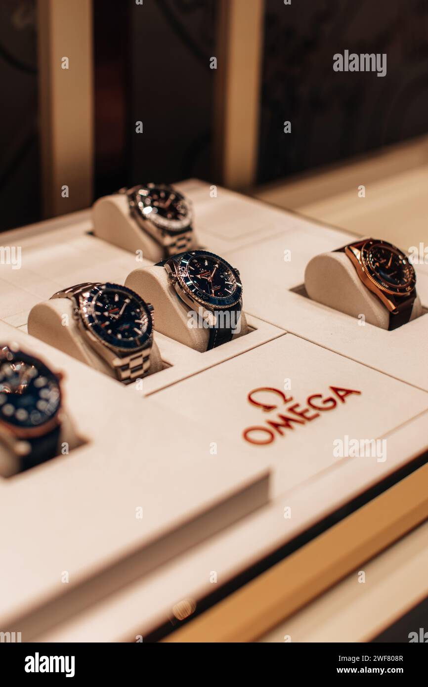 Sammlung luxuriöser Omega-Uhren, Schaufensterausstellung der berühmten Marke im Einkaufszentrum Stockfoto