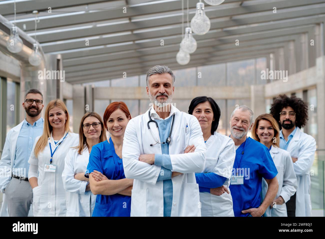 Porträt des Ärzteteams. Gesundheitsteam mit Ärzten, Krankenschwestern, Fachleuten in medizinischen Uniformen im Krankenhaus. Stockfoto