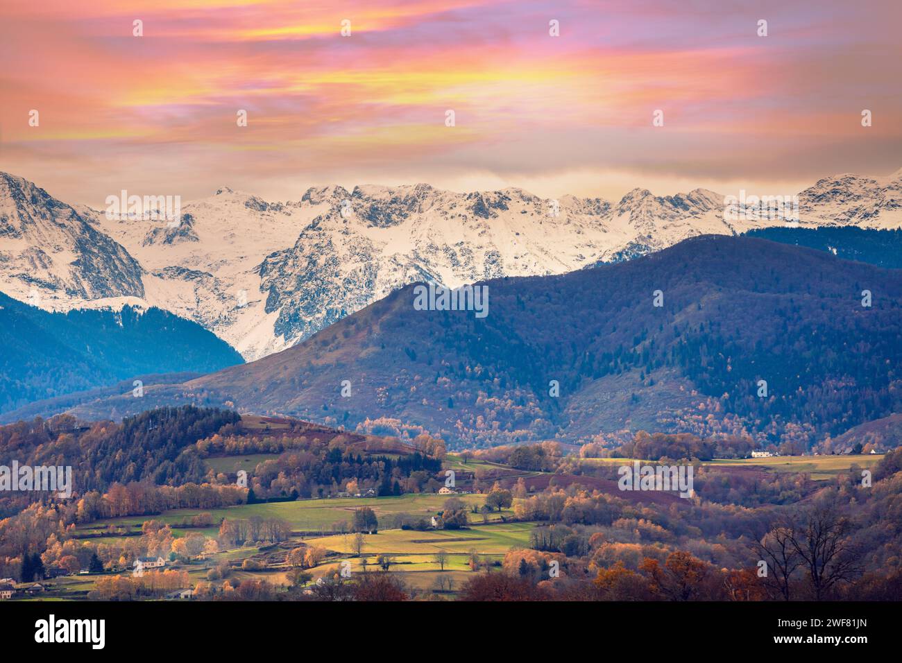 Berglandschaft im Herbst. Blick auf Ackerfelder im Tal und Bergrücken, die bei Sonnenuntergang mit Schnee bedeckt sind, Pyrenäen, Andorra, Europa Stockfoto