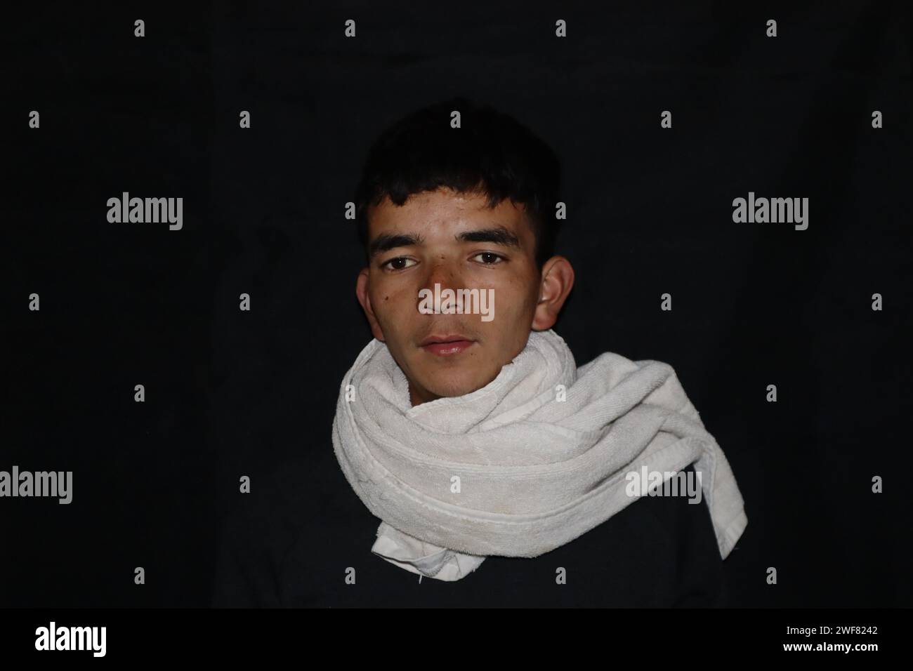 Bild eines erwachsenen Mannes aus dem himalaya mit schwarzem Hintergrund, Foto eines hübschen Jungen aus dem Himalaya, aufgenommen im Winter Stockfoto
