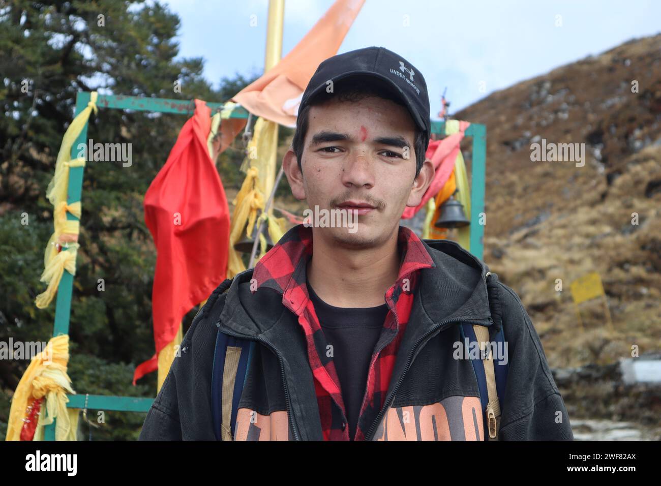 Bild eines erwachsenen Mannes aus dem himalaya mit einer natürlichen Umgebung Stockfoto