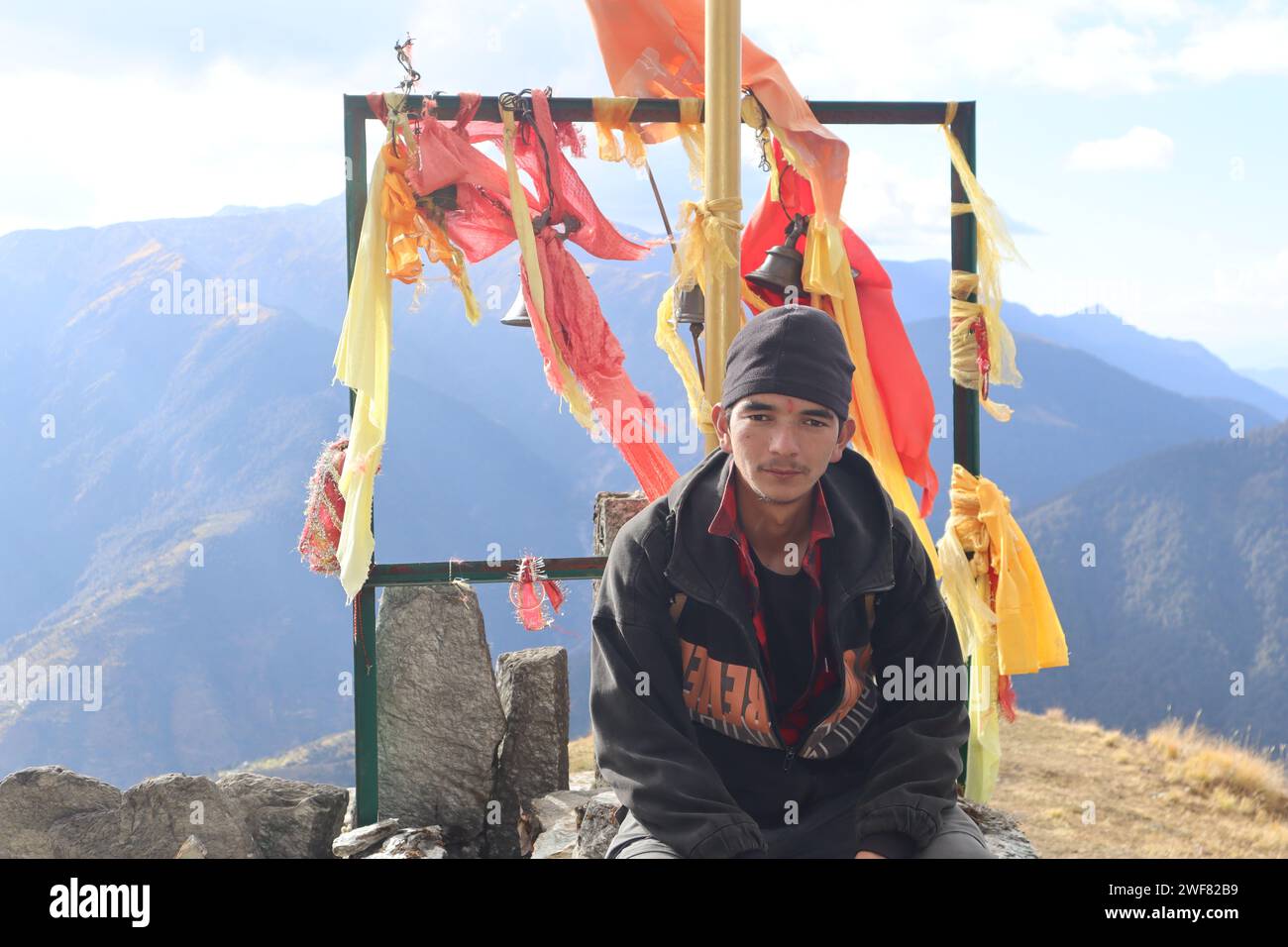 Bild eines erwachsenen Mannes aus dem himalaya mit einer natürlichen Umgebung Stockfoto