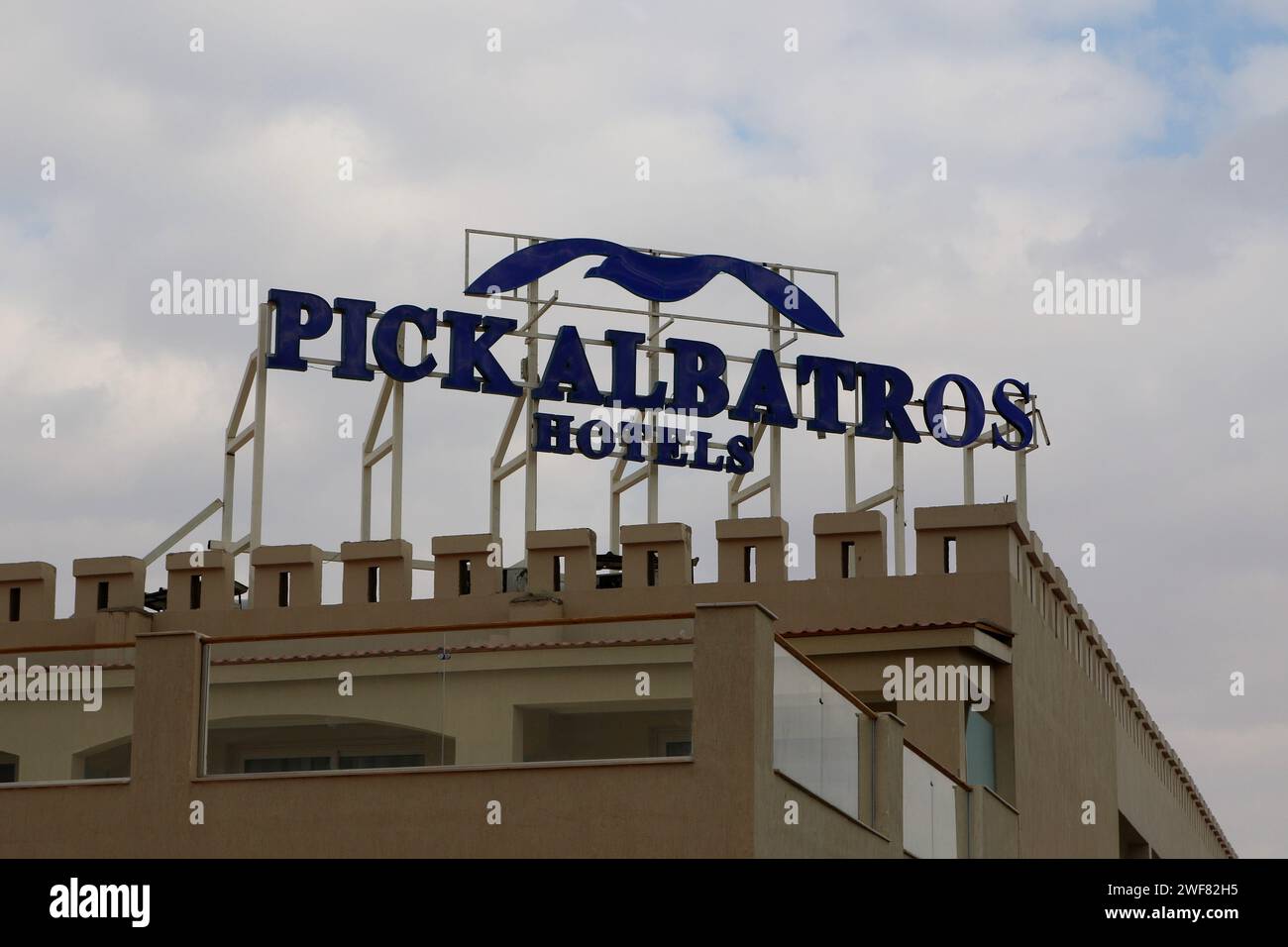 Sharm El Sheikh, Ägypten. Januar 2024. Das Picalbatros-Schild auf dem Gebiet des Pickalbatros Kettenhotels (Pickalbatros Aqua Blu) in Sharm El Sheikh, Ägypten. (Foto: Maksim Konstantinov/SOPA Images/SIPA USA) Credit: SIPA USA/Alamy Live News Stockfoto