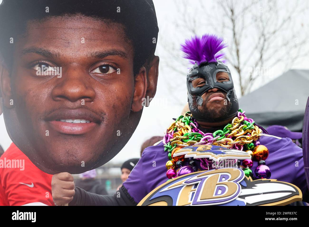 Baltimore, USA. Januar 2024. Januar 2024, Baltimore, Maryland, USA. Fans treffen sich für eine Heckklappe vor dem NFL-Team Baltimore Ravens, das die Kansas City Chiefs im M&T Bank Stadium ausrichtet, das erste AFC-Spiel seit 53 Jahren zu Hause. (Foto: Robyn Stevens Brody/SIPA USA) Credit: SIPA USA/Alamy Live News Stockfoto