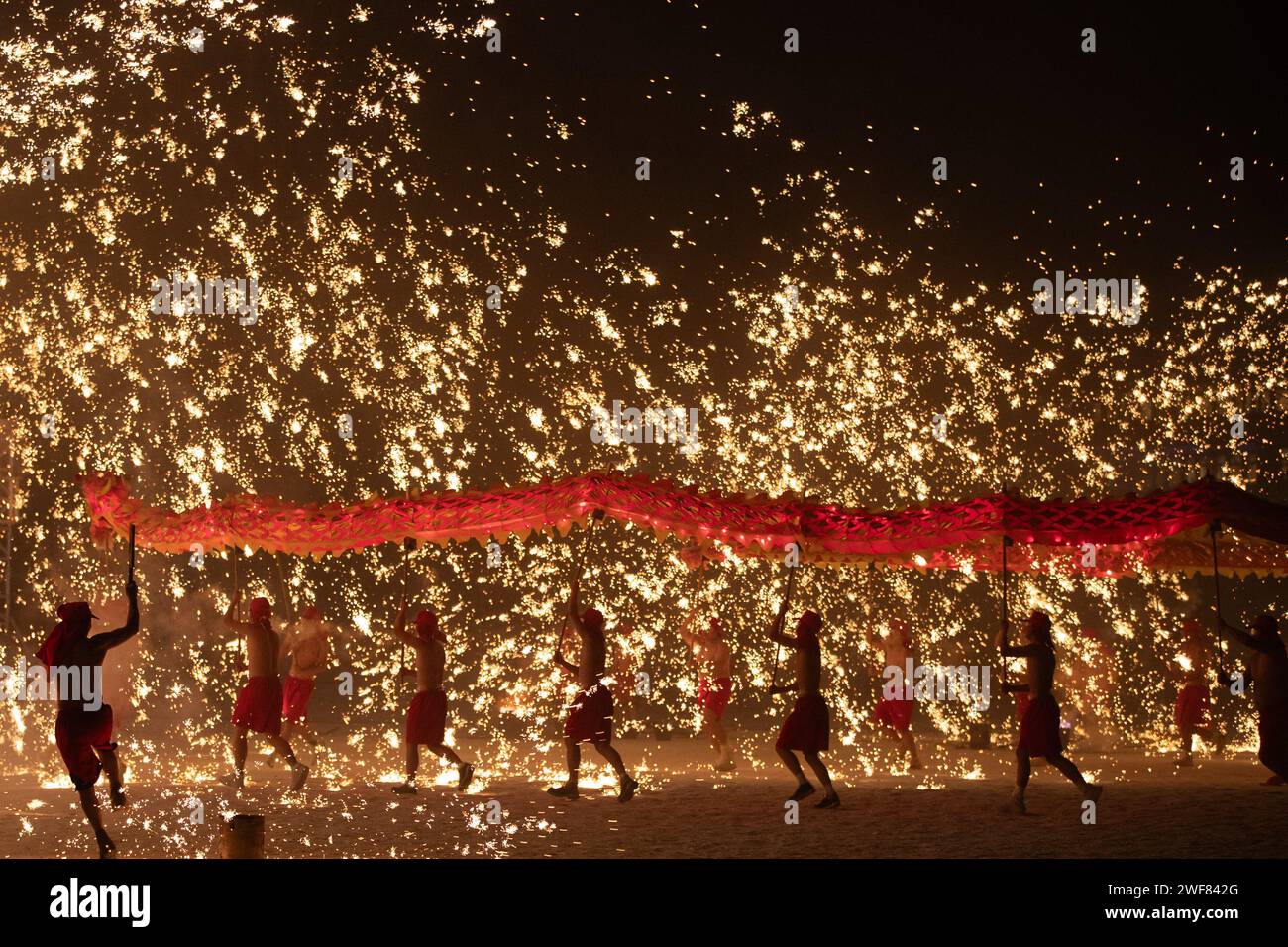 (240129) -- HARBIN, 29. Januar 2024 (Xinhua) -- Schauspieler führen am 29. Januar 2024 einen Feuerdrachentanz in einer Dusche aus geschmolzenem Eisen auf dem Wolga Manor in Harbin, nordöstlicher chinesischer Provinz Heilongjiang auf. Als letzter Halt einer Aufführungstour, die vom Tongliang Bezirk der Gemeinde Chongqing begann, um das bevorstehende Frühlingsfest zu begrüßen, veranstalteten die Schauspieler des Tongliang Dragon Dance Teams am Montag eine große Feuerdrachen-Tanzshow für Touristen. Der Drachentanz hat eine tausendjährige Geschichte in Tongliang. Im Mai 2006 wurde der Tongliang Dragon Dance als nationaler immaterieller kultureller Tanz aufgeführt Stockfoto