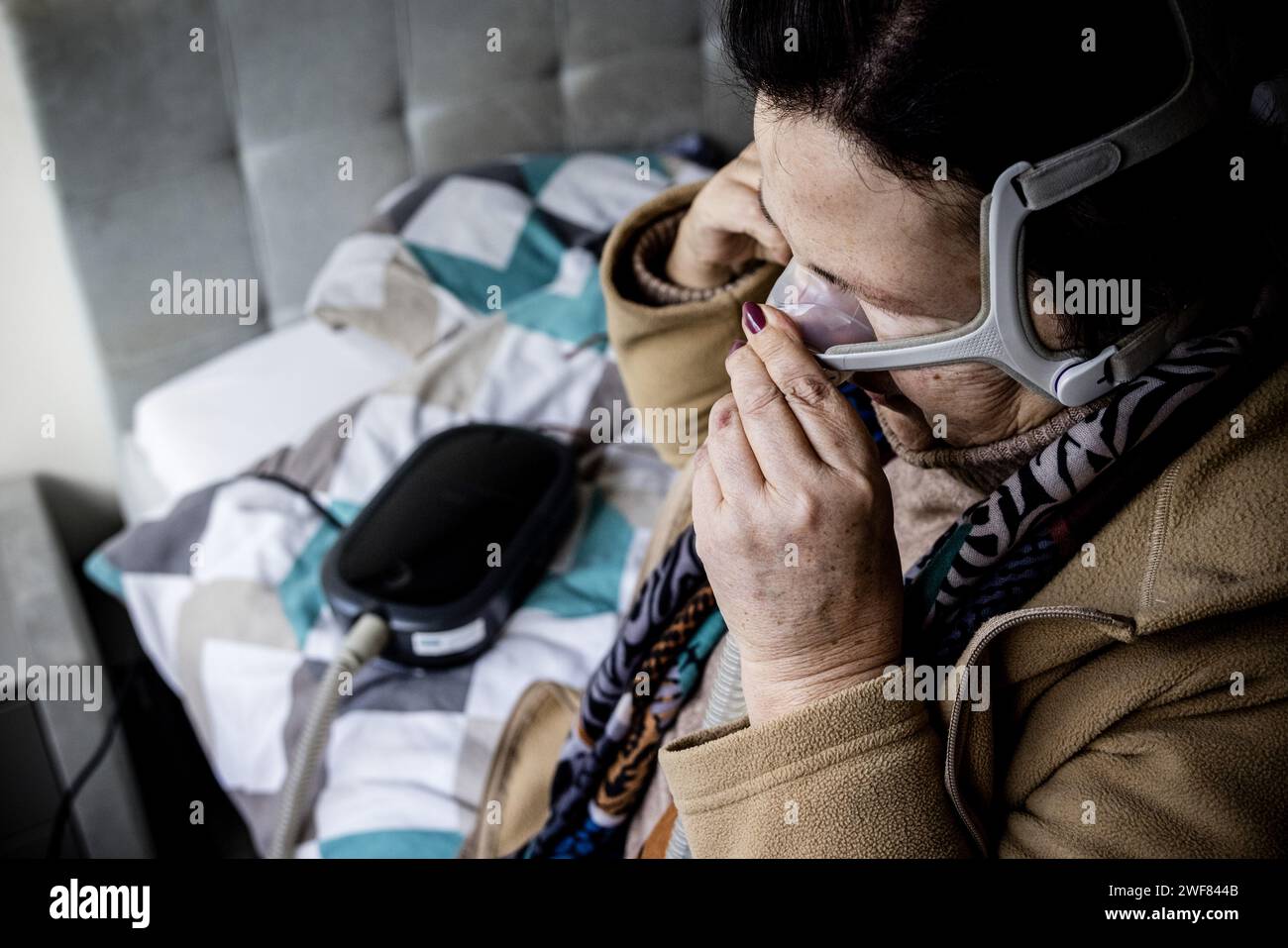 ABBILDUNG – Eine Frau mit einem DreamStation 2 Sleep Apnoa-Gerät von Philips. ANP ROB ENGELAAR niederlande aus - belgien aus Stockfoto