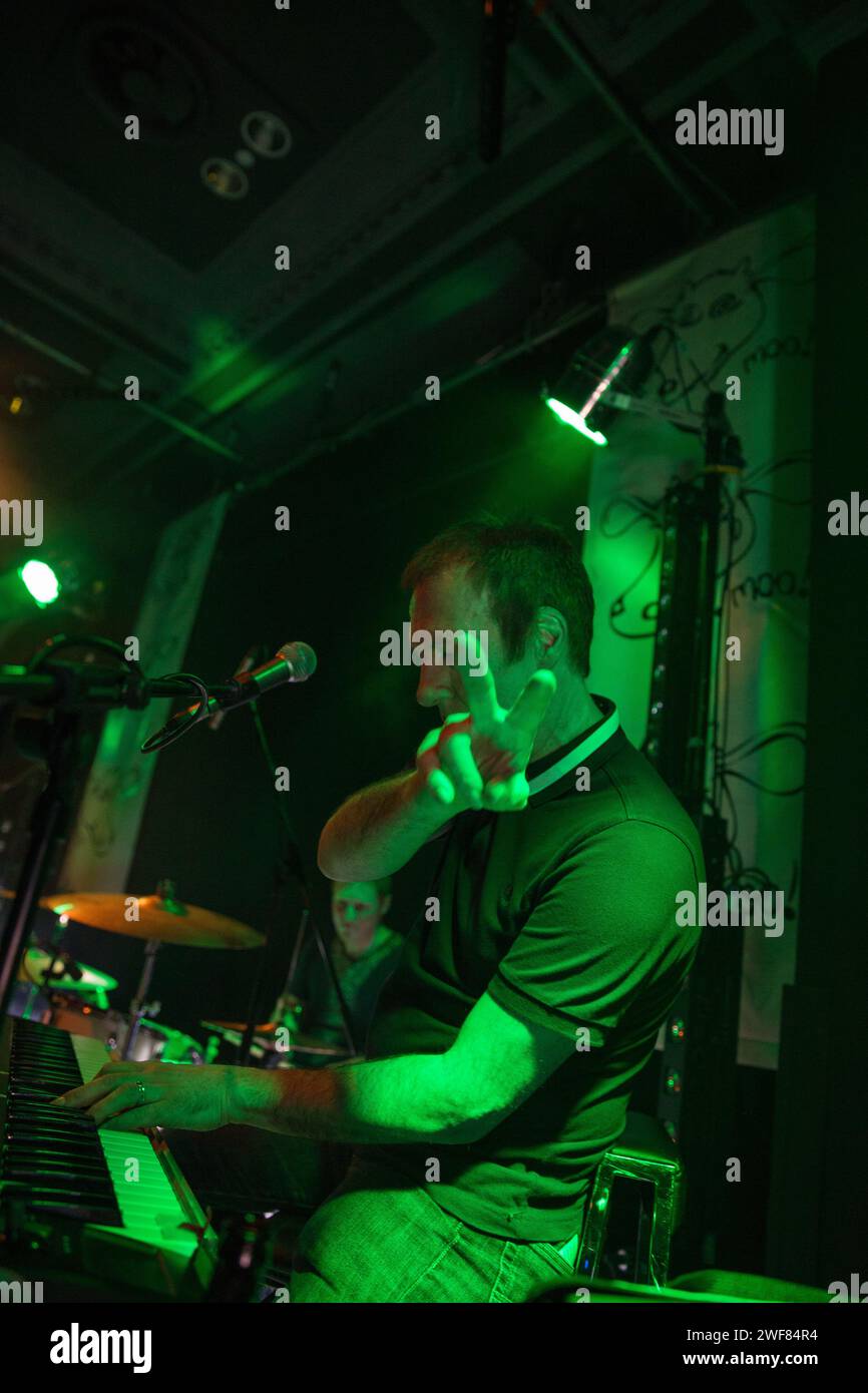 Clint Boon auf den Keyboards, die das Friedenszeichen an die Kamera beim Wiedersehen der Inspiral Teppiche in Manchester am 7. Juni 2014 in der Band on the Wall übergab Stockfoto