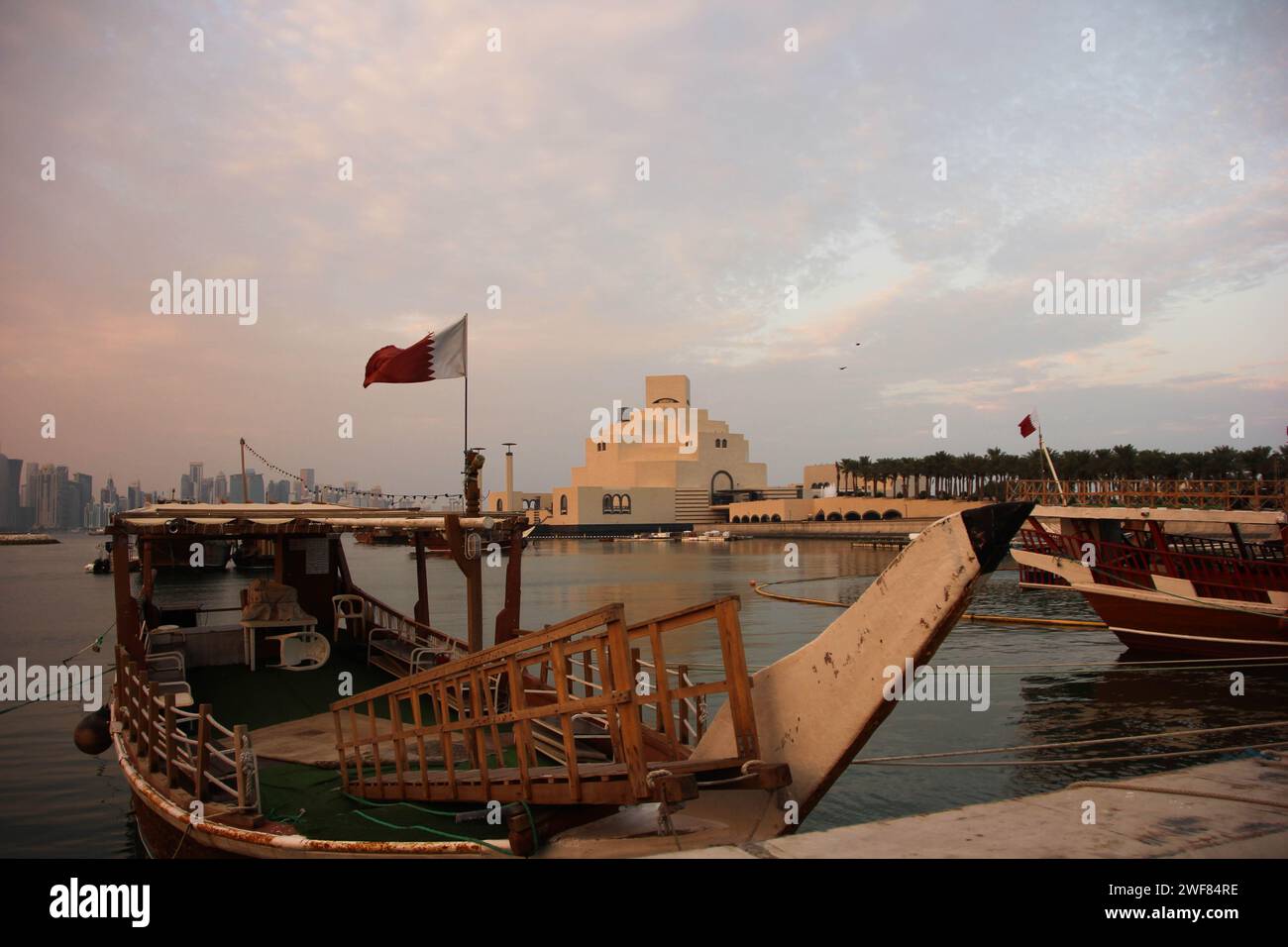 Katarische Flagge auf dem Dhow-Boot in Doha Stockfoto