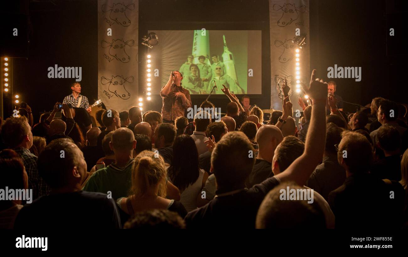 Inspiral Carpets spielen Saturn 5 bei ihrem Wiedersehen Manchester Comeback in Band on the Wall am 7. Juni 2014 Stockfoto