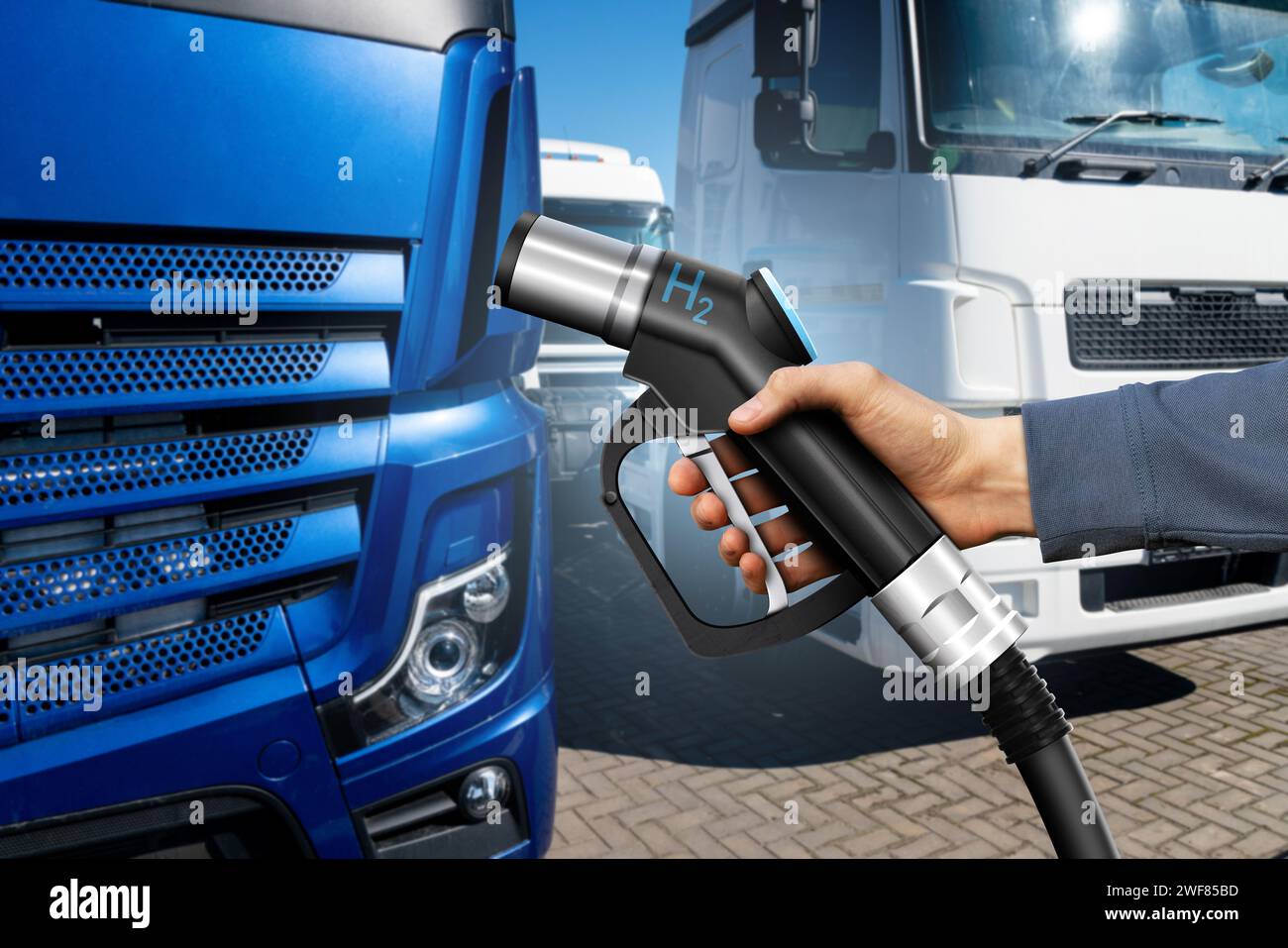 Hand mit H2-Kraftstoffdüse auf einem Hintergrund eines Wasserstoff-Brennstoffzellenfahrzeugs. Umweltfreundliches Nutzfahrzeugkonzept. Stockfoto