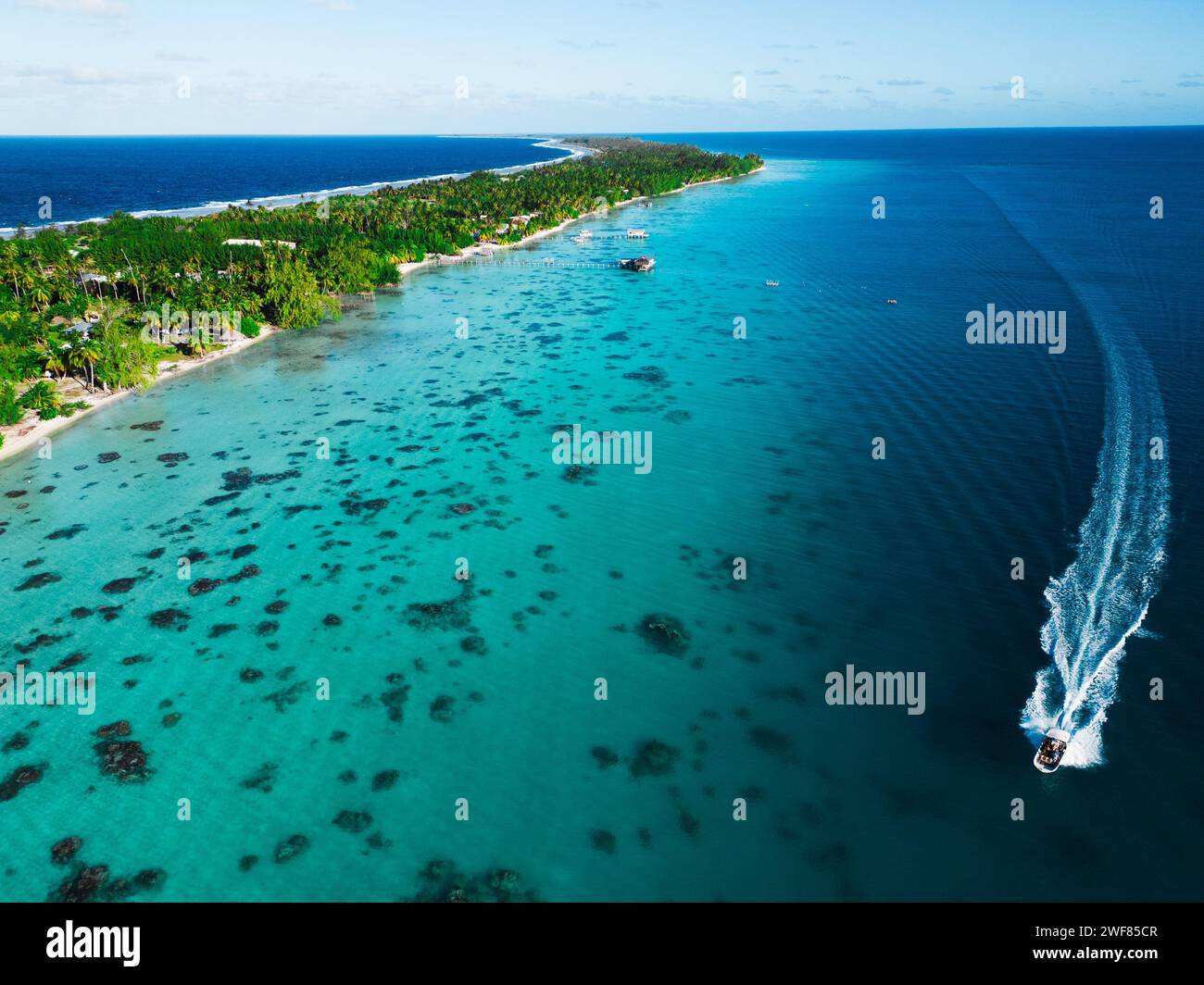 Schnellboot in der Lagune Fakarava Stockfoto