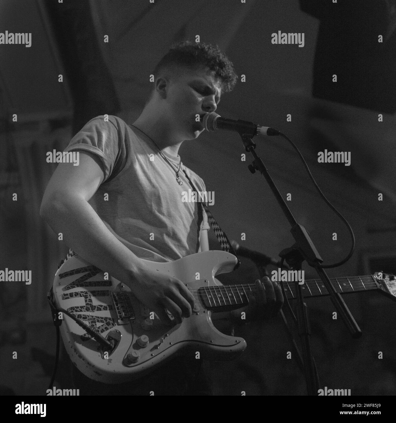 Isaac Taylor, Leadsänger und Gitarrist von No Hot Ashes, trat am 21. Juni 2014 live im Deaf Institute auf Stockfoto