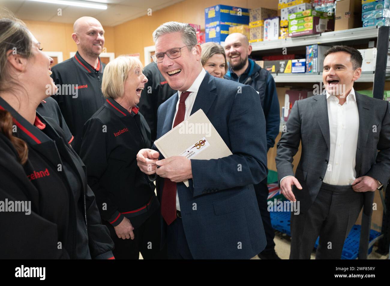 Der Arbeitsleiter Sir Keir Starmer (Mitte) trifft isländische Mitarbeiter mit Richard Walker (ganz rechts), dem Vorsitzenden der isländischen Supermärkte, bei einem Besuch in einem Geschäft in Warrington. Herr Walker hat Labour seine Unterstützung gegeben und gesagt, die Partei sei die "richtige Wahl" für Wirtschaft und Wähler. Bilddatum: Montag, 29. Januar 2024. Stockfoto