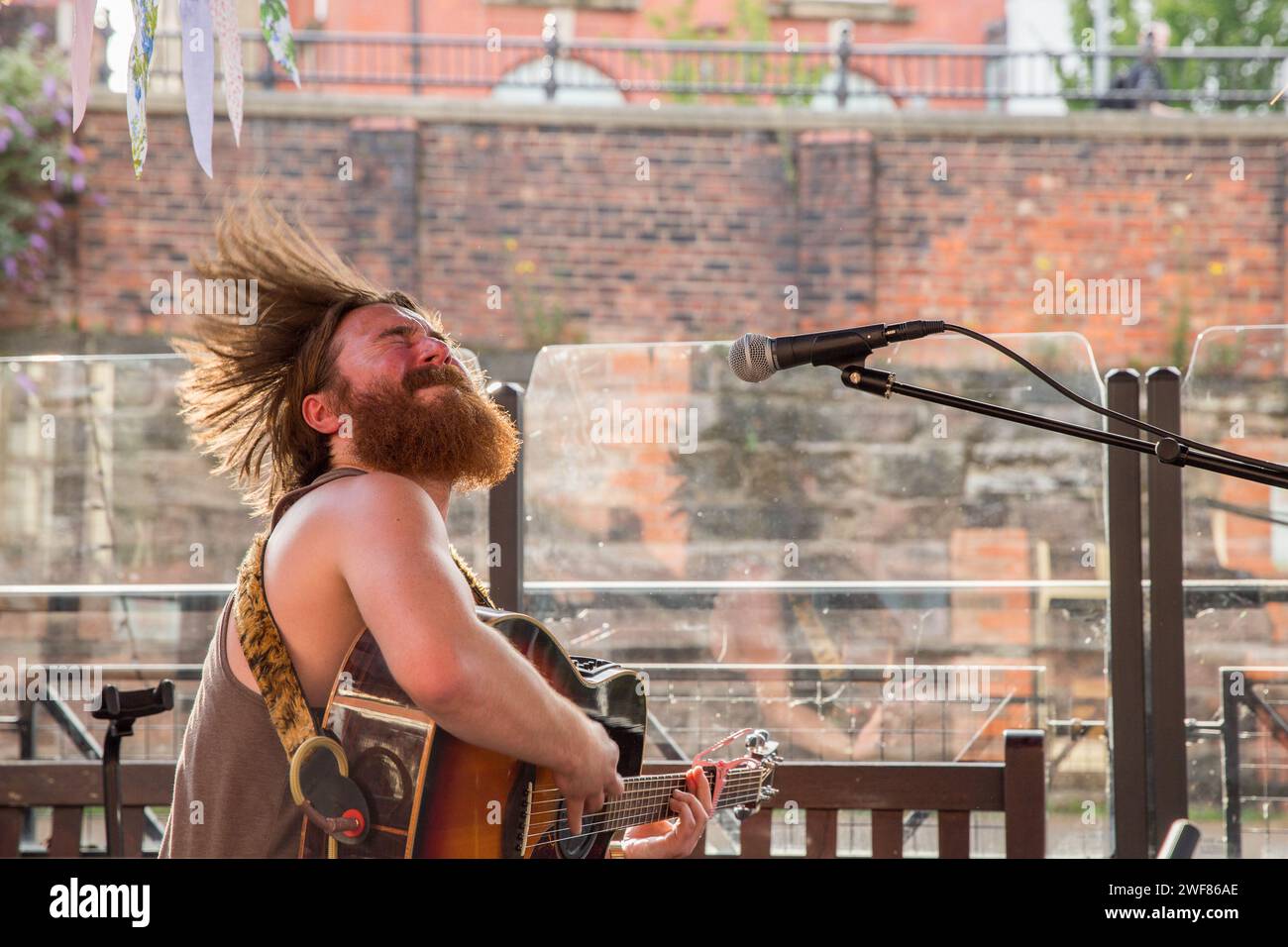 David Liversidge trat am 19. Juli 2014 live im King's Ransom in Sale auf Stockfoto