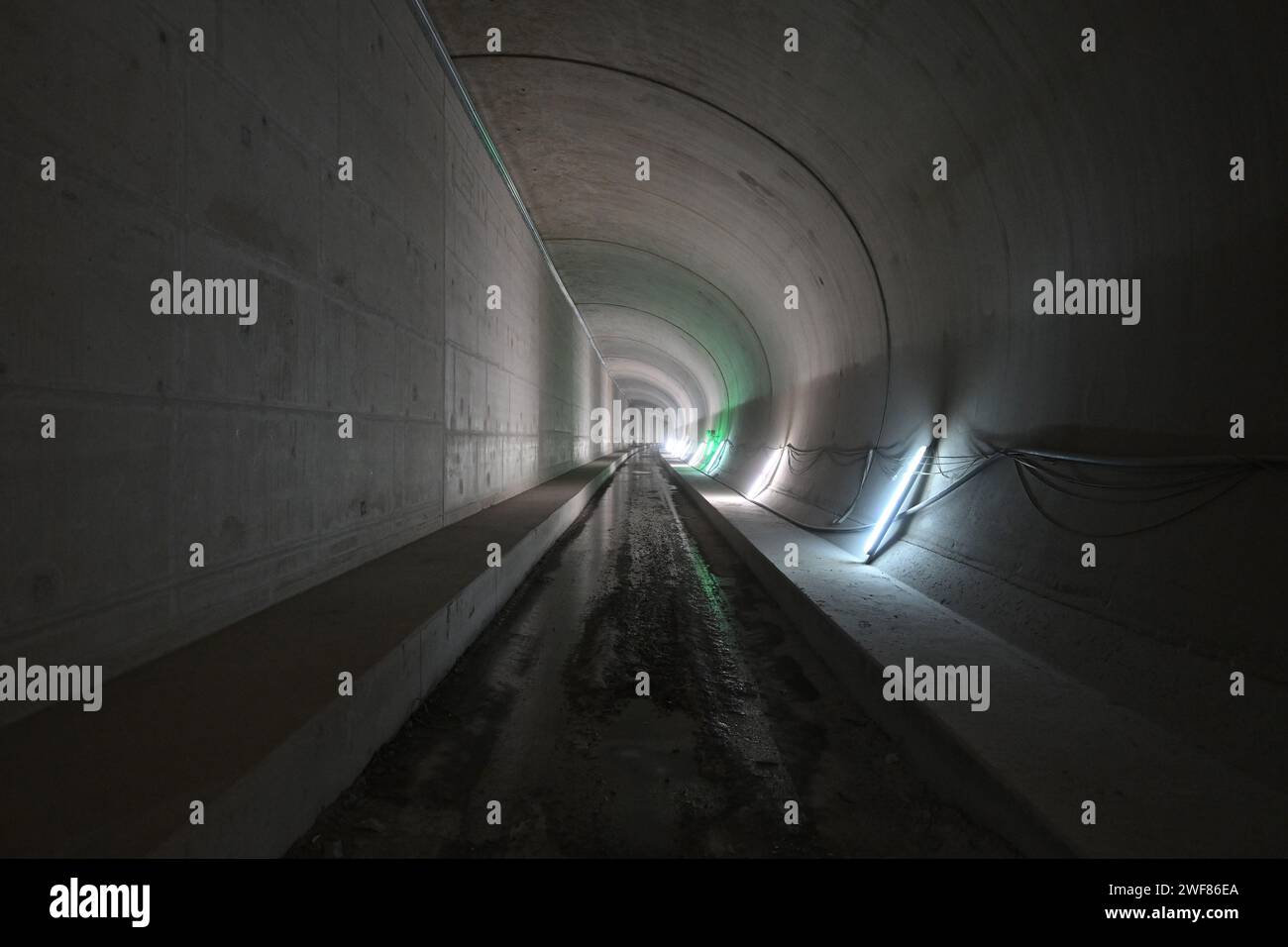 Österreich. Januar 2024. Eine der Hauptrohre im Brenner Basistunnel (BBT). Mittelfristig steht ein erster Durchbruch beim Bau des Brenner-Basistunnels zwischen Österreich und Italien bevor. (Zu dpa: "Mittelfristig ist Ein Meilenstein für den Brenner-Basistunnel absehbar") Credit: Angelika Warmuth/dpa/Alamy Live News Stockfoto