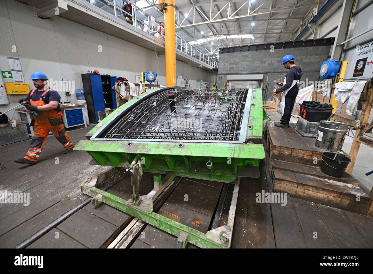 Österreich. Januar 2024. Segmente zur Verkleidung der Tunnelwand werden vor Ort auf der Baustelle Brenner Basistunnel (BBT) hergestellt. Der Bau des Brenner-Basistunnels zwischen Österreich und Italien soll mittelfristig seinen ersten Durchbruch erreichen. (Zu dpa: "Mittelfristig ist Ein Meilenstein für den Brenner-Basistunnel absehbar") Credit: Angelika Warmuth/dpa/Alamy Live News Stockfoto