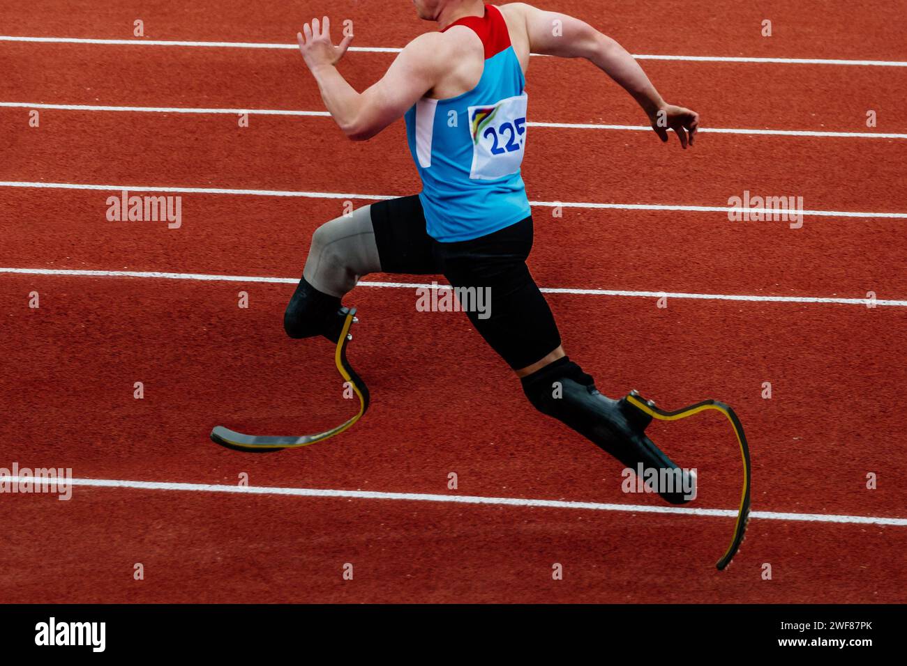 Männlicher Para-Athlet mit zwei Gliedmaßen-Mangel läuft auf Langsprung, Sommer-Para-Leichtathletik-Meisterschaften Stockfoto