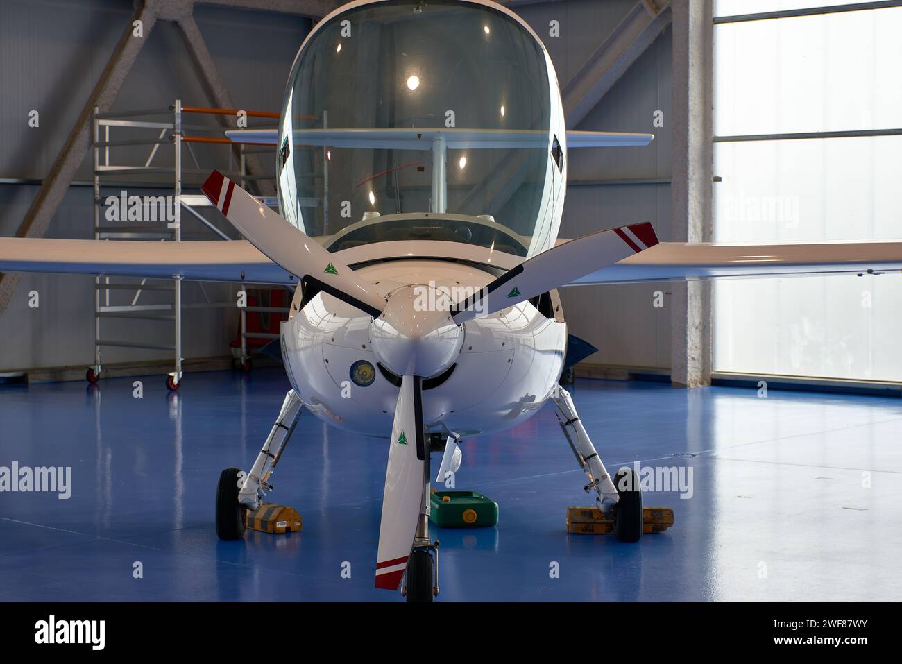 CASTRO DE REI, LUGO, SPANIEN; 26. JANUAR 2024: Leichtflugzeuge im Rozas Airborne Research Center (CIAR), einem Pionierflugzeug im unbemannten Flug Stockfoto