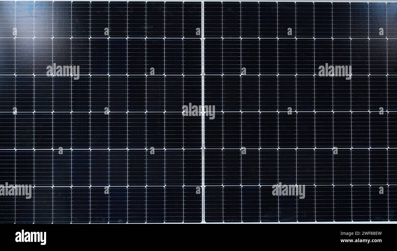 Reinigen Sie den Silikonhintergrund des Solarmoduls. Flache Oberfläche der Stromerzeugungsanlage Stockfoto