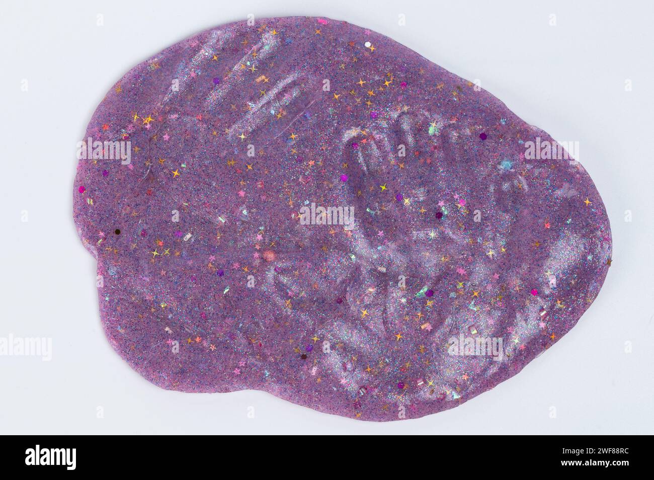 Handform vom Kind auf schleimigem lila Hintergrund Stockfoto