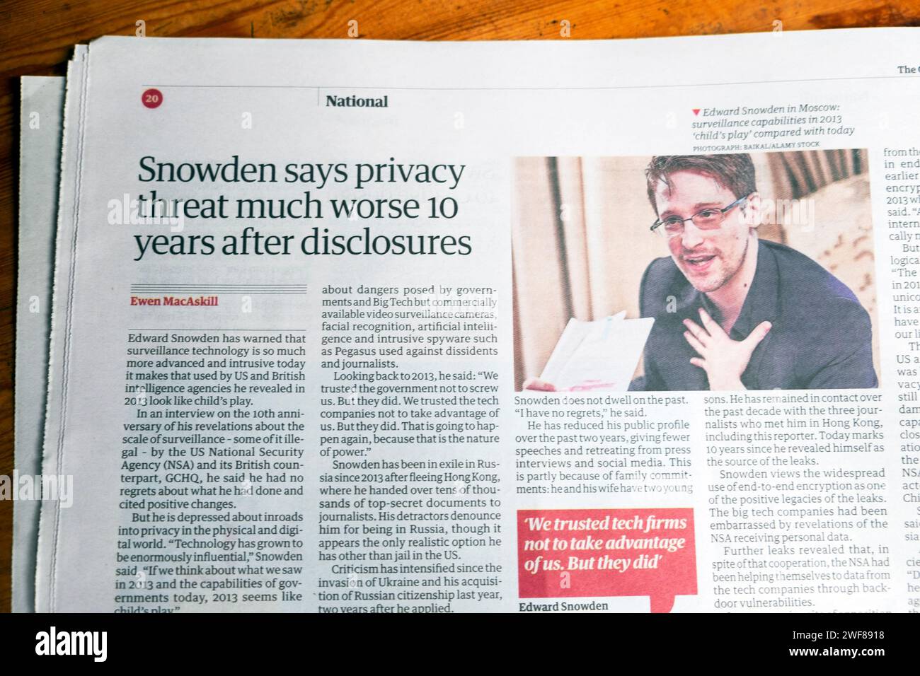 Edward „Snowden sagt, dass die Bedrohung durch den Datenschutz viel schlimmer ist, 10 Jahre nach Enthüllungen“ Guardian-Zeitung, Schlagzeilen-überwachungsartikel Juni 2023 London Großbritannien Stockfoto