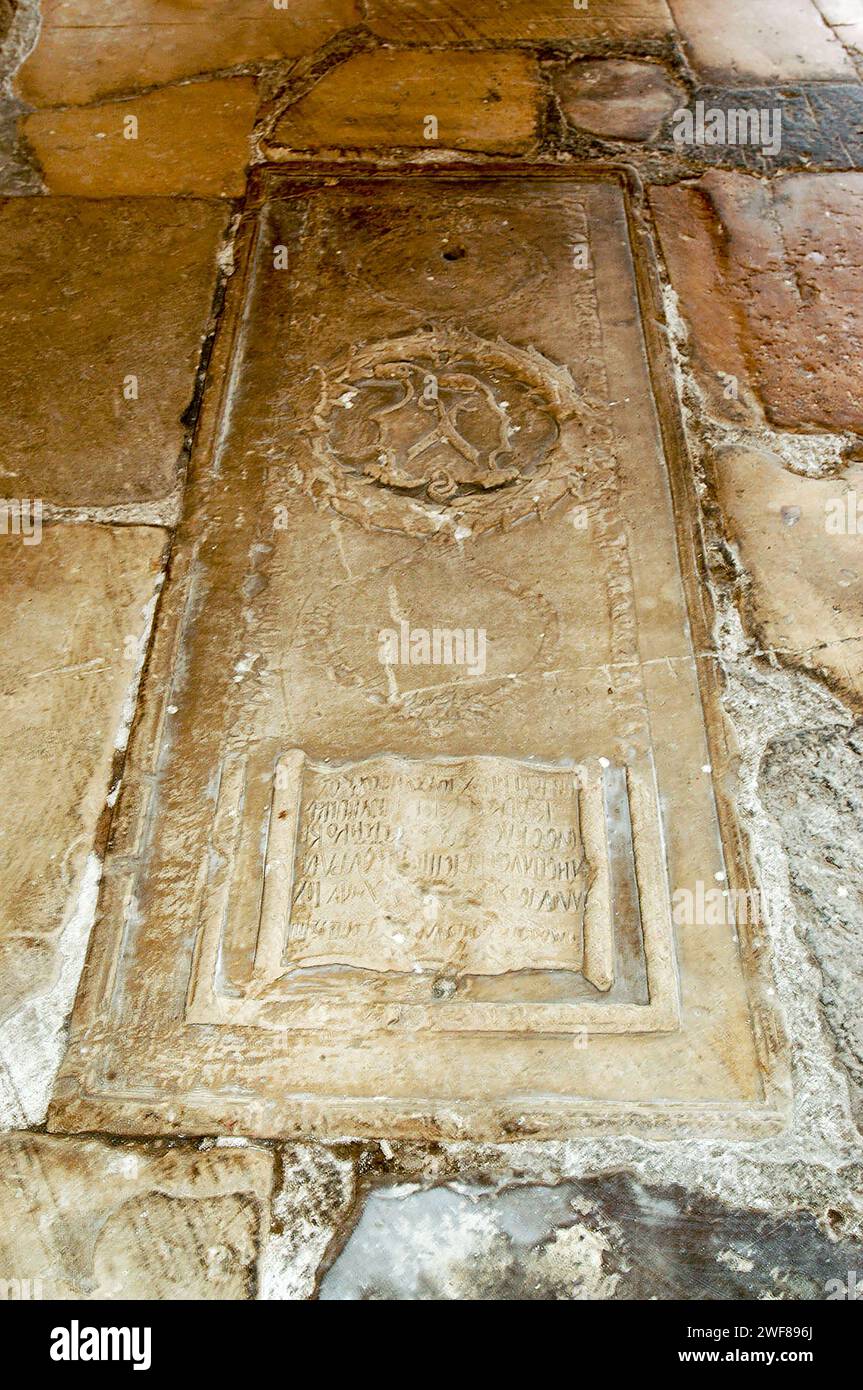 Fränkisches Relief in der Selimiye-Moschee. Wieder entdeckt beim Austausch der Teppiche. Stockfoto