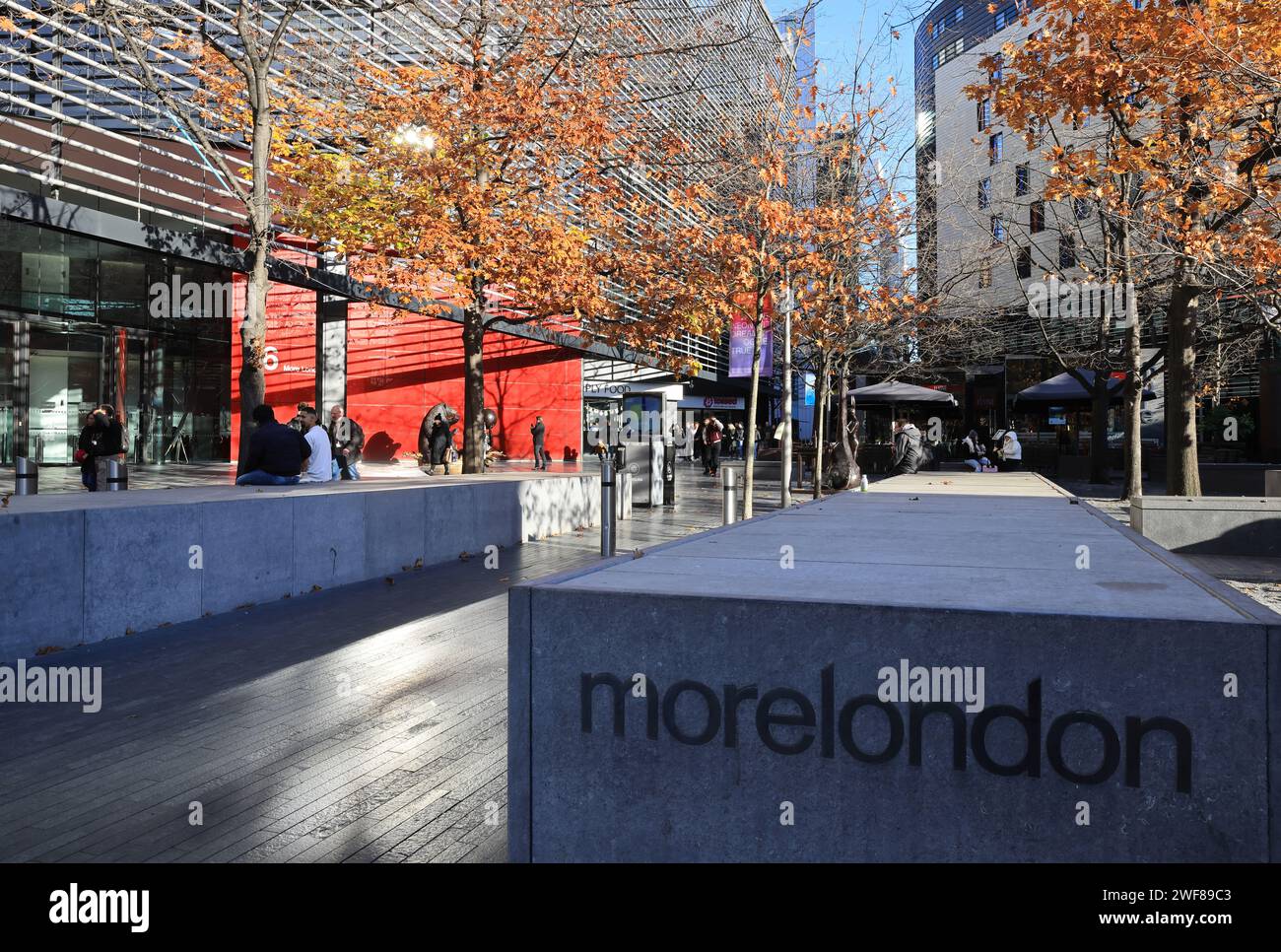 Mehr Londoner Stadtentwicklung neben dem Bahnhof London Bridge mit Blick auf die Themse, bei Herbstsonne, in SW London, Großbritannien Stockfoto