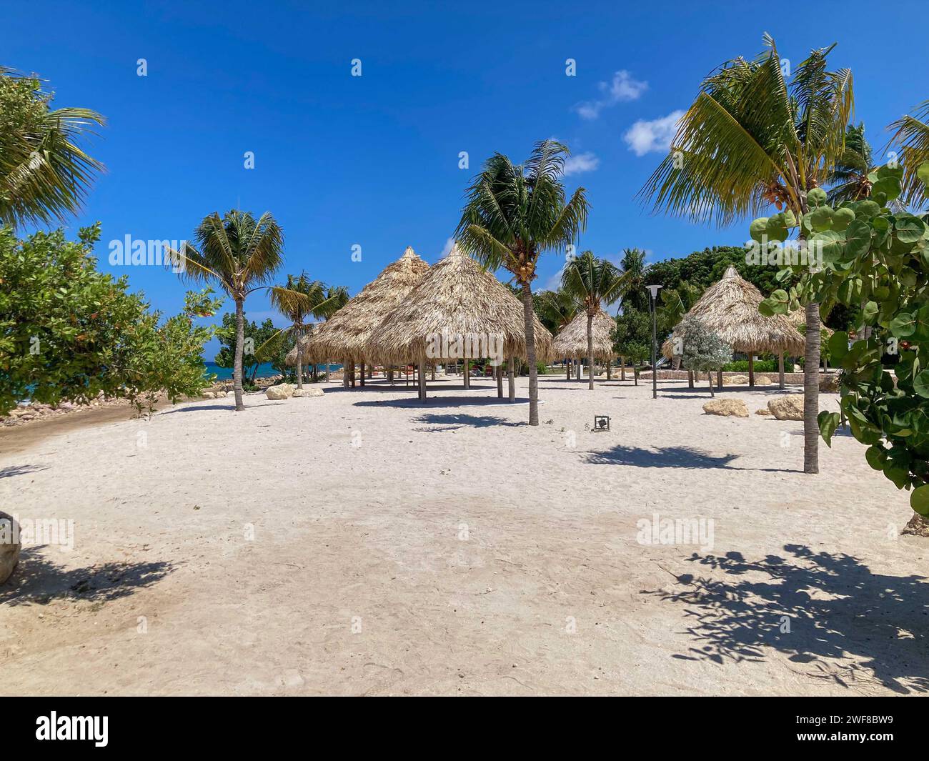 Überdachte Strohdächer im öffentlichen Picknickbereich, Curacao Stockfoto