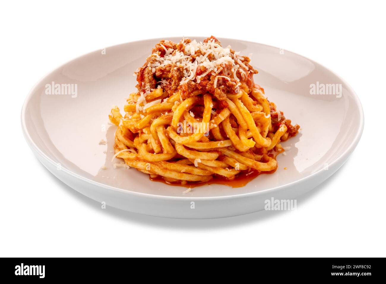Quadratische Spaghetti-Pasta mit Ragout aus roter Tomatensauce, Fleisch und geriebenem Parmesankäse auf einer weißen Platte isoliert auf weiß mit Schnittpfad Stockfoto