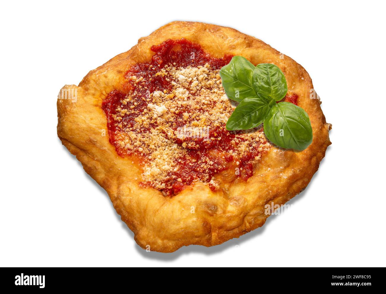 Neapolitanische gebratene Pizza mit Tomatensauce Käse und Basilikumblättern, genannt Montanara, isoliert auf weiß mit Schnittpfad im Preis inbegriffen Stockfoto