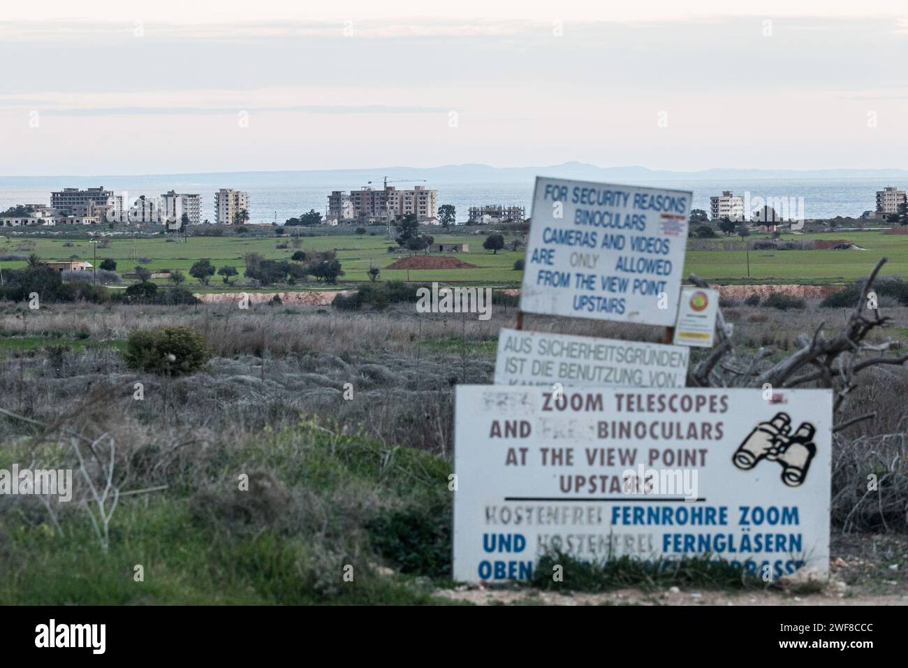 28. Januar 2024, Derynia, Ammochostos (Famagusta, Zypern: Das Gebiet von Varosha wird am 28. Januar 2024 von einem Aussichtspunkt in Derynia, Zypern, gesehen. Varosha ist das südliche Viertel des Famagusta (Ammochostos), eines de jure-Gebiets Zyperns, das derzeit unter der Kontrolle von Nordzypern steht. (Credit Image: © Kostas Pikoulas/ZUMA Press Wire) NUR REDAKTIONELLE VERWENDUNG! Nicht für kommerzielle ZWECKE! Stockfoto