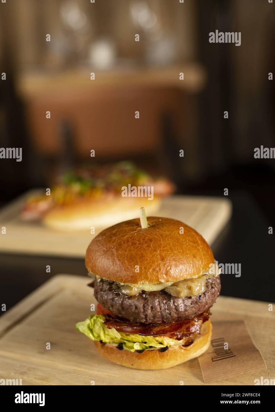 Beef Burger auf Holzbrett Stockfoto