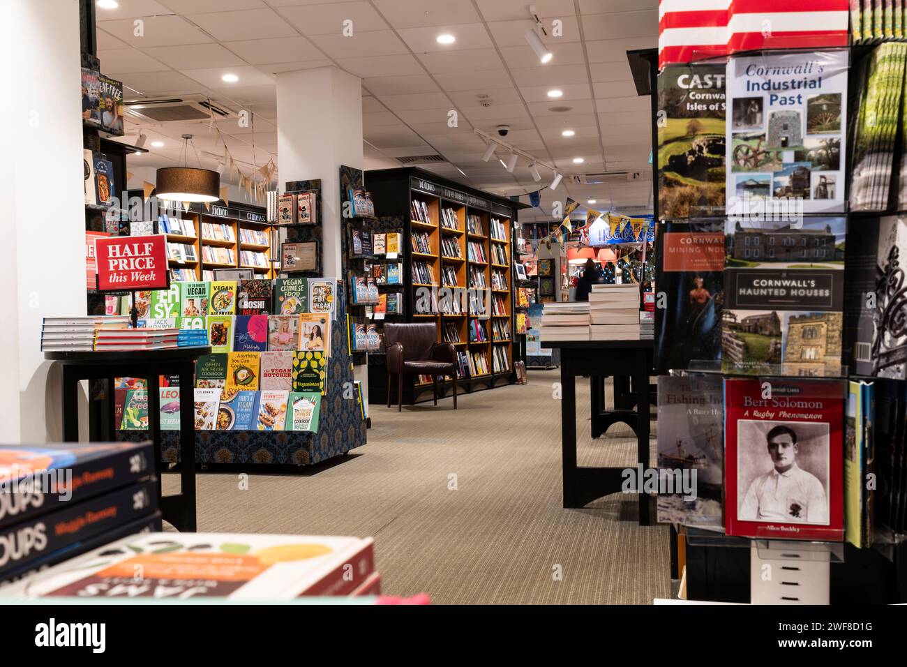 Bücher zum Verkauf in einem Bücherladen von Waterstones im Stadtzentrum von Truro in Cornwall, Großbritannien. Stockfoto