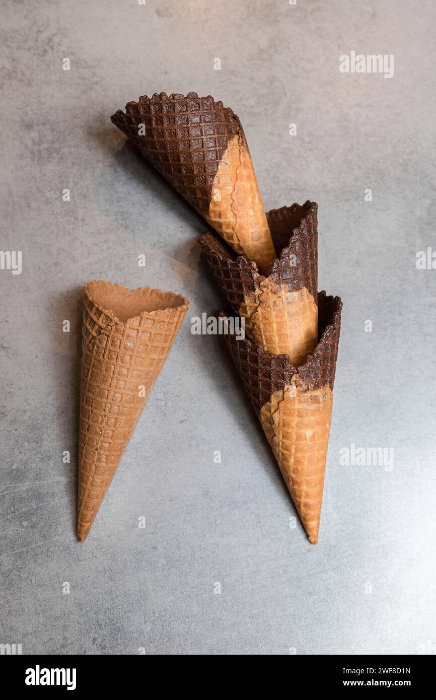 Draufsicht auf drei leere Eiskegel. Weichzeichner Stockfoto