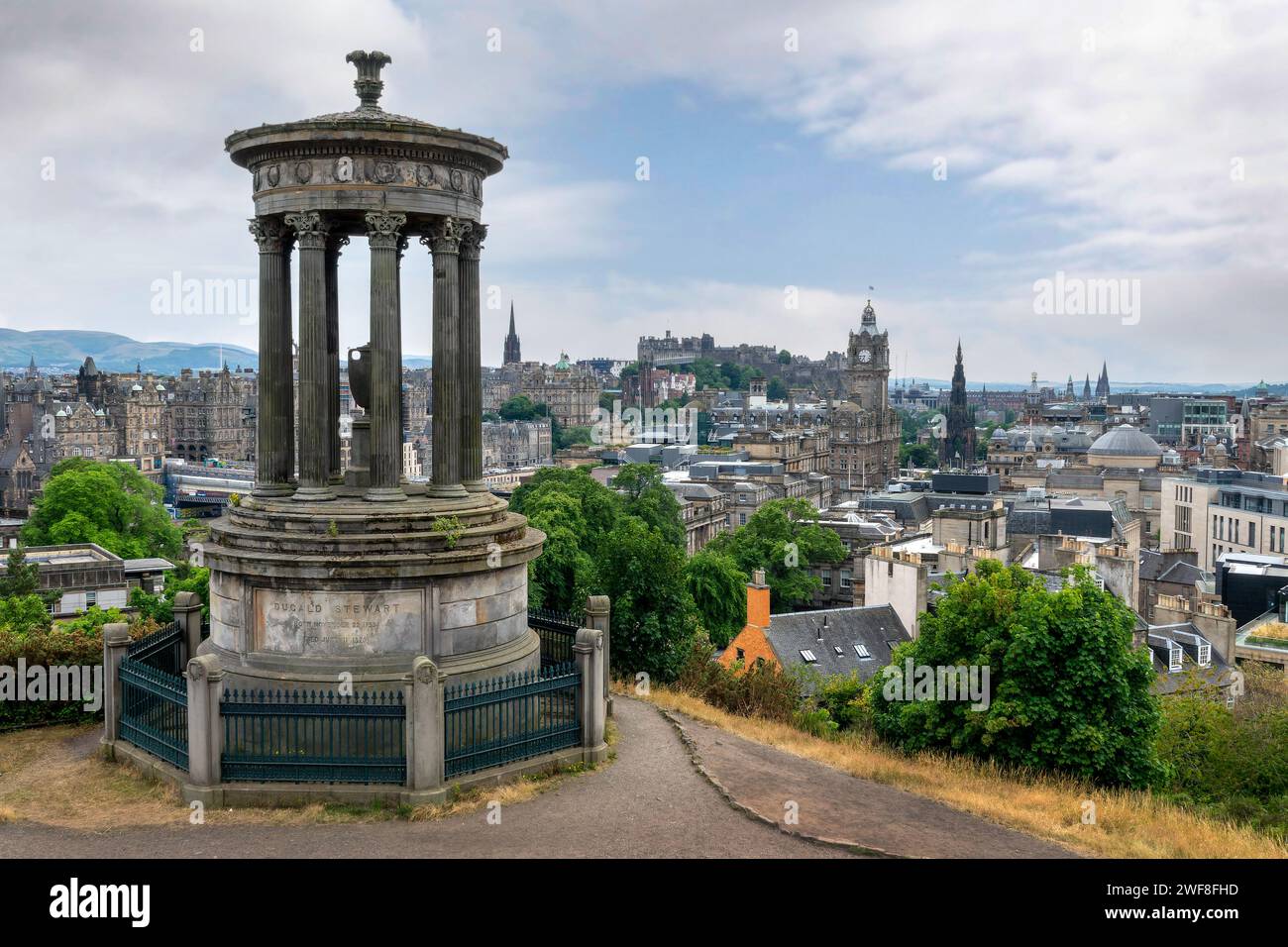 Aus der Vogelperspektive auf die Stadt und das Schloss Edinburgh mit dem Dugald Stewart Monument in Schottland Stockfoto