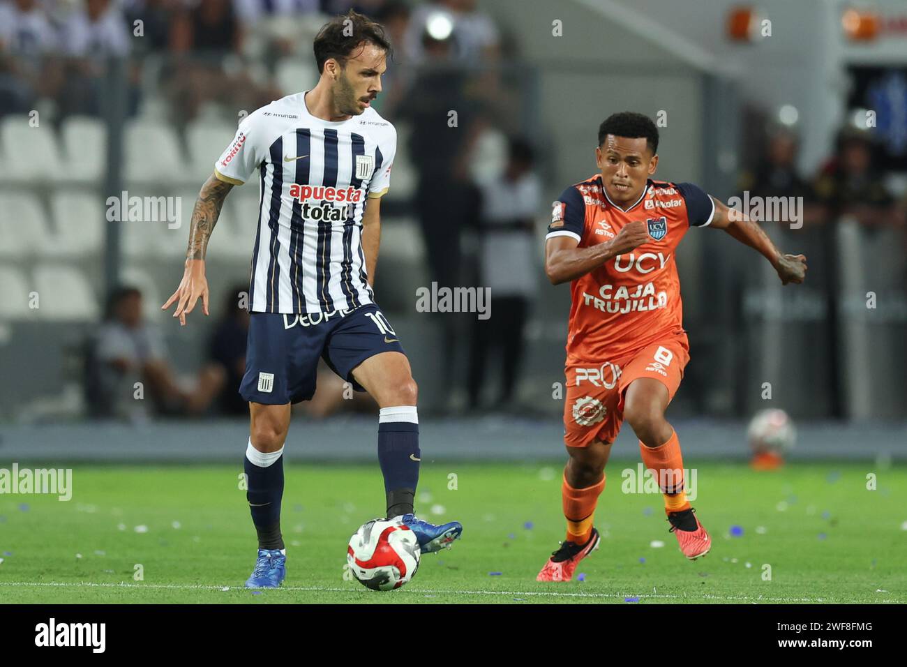 Sebastian Rodriguez von Alianza Lima spielte am 28. Januar 2024 im Nacional Stadium in Lima, Peru, während des Liga-1-Spiels zwischen Alianza de Lima und Cesar Vallejo. (Foto: Miguel Marrufo / PRESSINPHOTO) Stockfoto