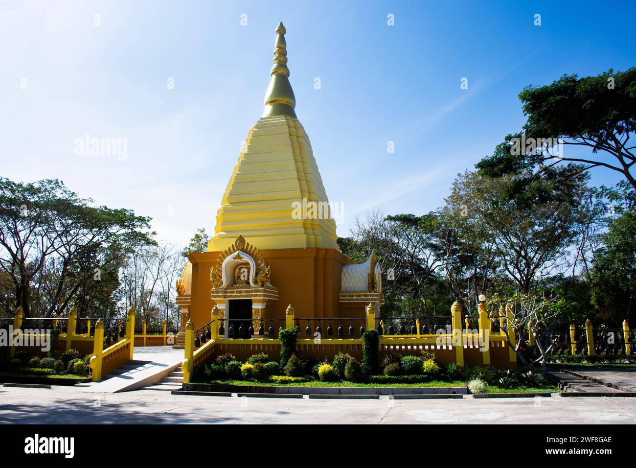 Chedi Stupa mit Reliquien des Luang Pu Dune Atulo des Wat Burapharam Tempels für thailänder Reisende besuchen Respekt betenden Segen in Phano Stockfoto