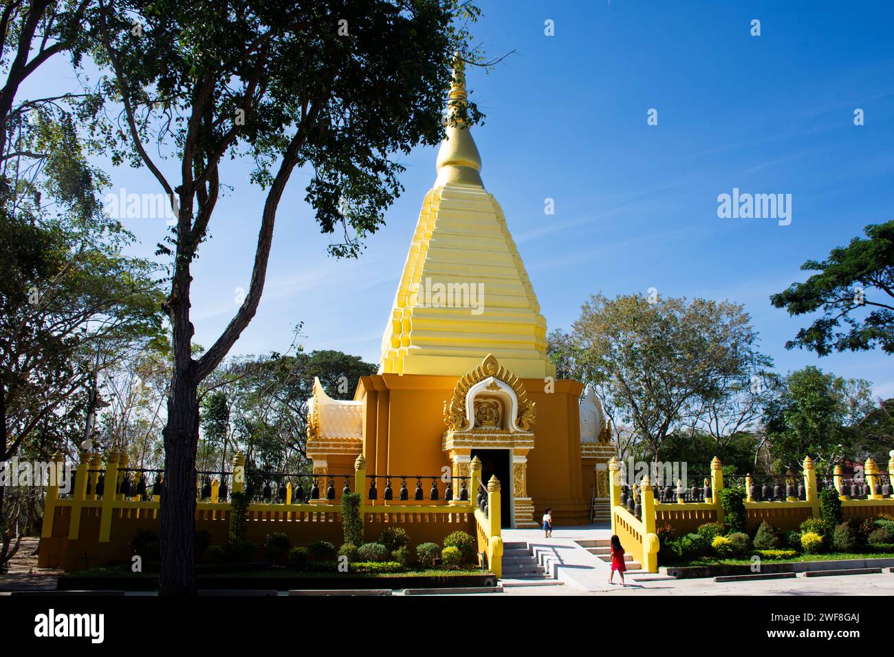 Chedi Stupa mit Reliquien des Luang Pu Dune Atulo des Wat Burapharam Tempels für thailänder Reisende besuchen Respekt betenden Segen in Phano Stockfoto